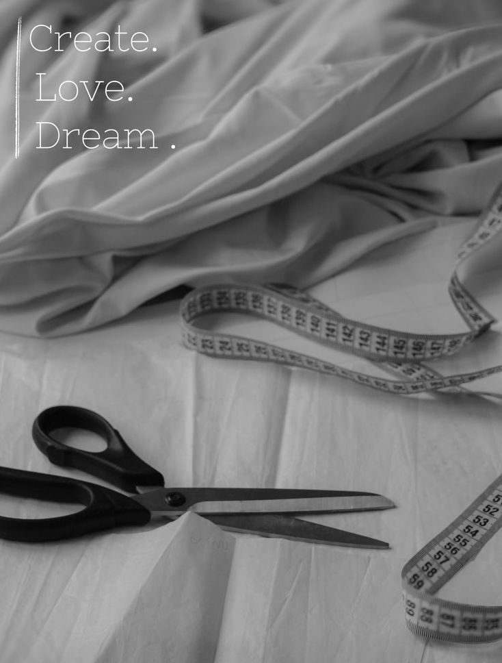 À mes côtés, une experte du stylisme et des retouches couture